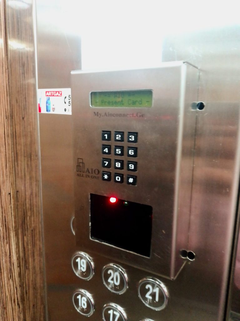 Как узнать гостевой код от лифта в Батуми и Грузии 