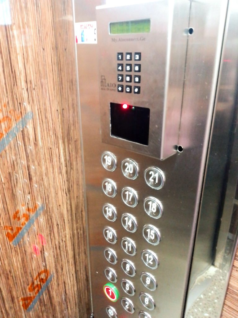 Как вводить гостевой код в лифте в Батуми и Грузии 